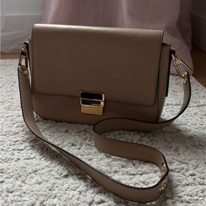 Michael Kors / Elegant Tan Leather Shoulder Bag
